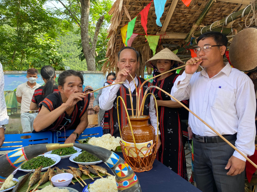 Người dân và du khách khi đến Liên hoan Văn hoá - Thể thao và phục dựng lễ hội truyền thống người Cơ Tu năm 2023 sẽ được trải nghiệm uống rượu cần, ăn cơm lam. Ảnh: Hoàng Vinh.