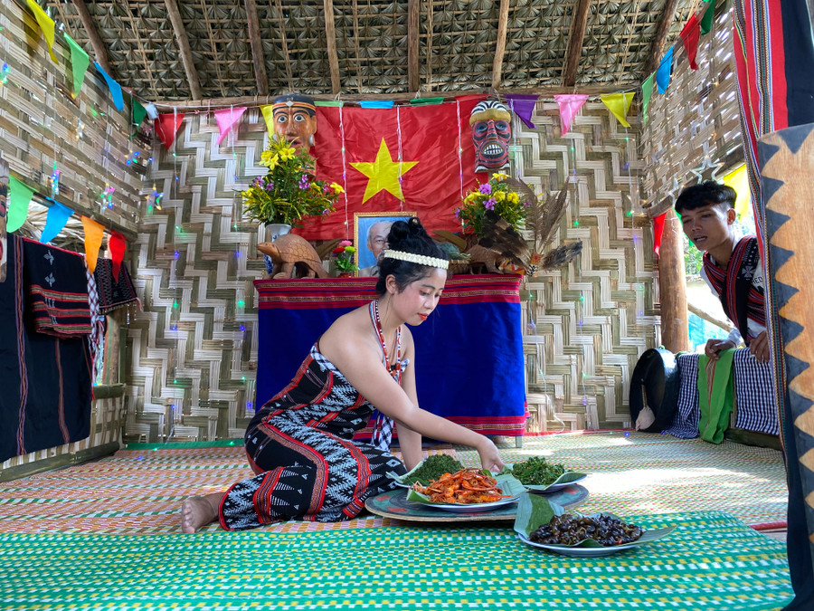 Người đồng bào Cơ Tu soạn những món ăn là đặc sản địa phương để thiết đãi người dân, du khách. Ảnh: Hoàng Vinh.