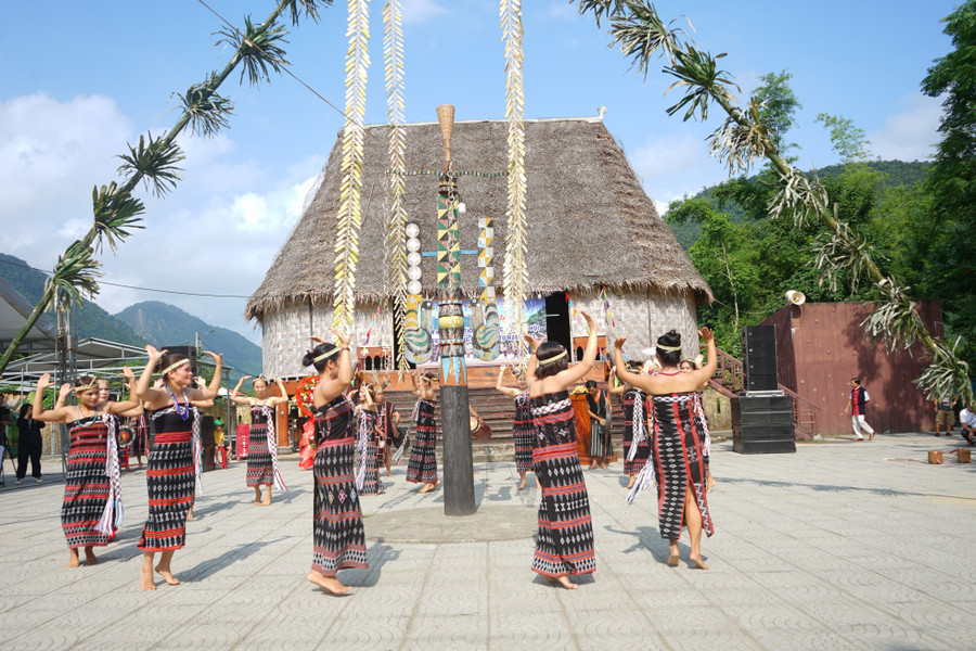 Ngày 27/4, UBND xã Hoà Bắc (huyện Hòa Vang, TP. Đà Nẵng) tổ chức chương trình &quot;Liên hoan Văn hoá - Thể thao và phục dựng lễ hội truyền thống người Cơ Tu năm 2023&quot;. Đây là sự kiện nằm trong chuỗi hoạt động Tuần lễ du lịch Hoà Bắc được tổ chức tại xã Hoà Bắc, kỷ niệm 48 năm Ngày giải phóng miền Nam, thống nhất đất nước (30/4/1975 - 30/4/2023); Giỗ tổ Hùng Vương (mùng 10 tháng 3 âm lịch) và Ngày Quốc tế lao động (1/5). Ảnh: Hoàng Vinh.