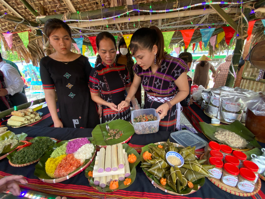 Đặc sản của người đồng bào Cơ Tu ở xã Hòa Bắc. Ảnh: Hoàng Vinh.