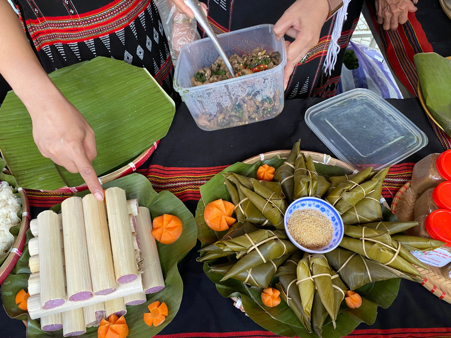 Ông Nguyễn Thúc Dũng - Phó Chủ tịch UBND huyện Hoà Vang cho hay: &quot;Qua chương trình này bà con phải luôn nêu cao ý thức tự tôn về dân tộc mình, giữ gìn tiếng nói chung, trang phục truyền thống, nhà ở và các phong tục tập quán tốt đẹp. Bà con phải xem sự kiện hôm nay là điểm bắt đầu cho một giai đoạn mới - giai đoạn phát huy bản sắc văn hoá phục vụ cho phát triển kinh tế du lịch của cộng đồng mình&quot;. Trong ảnh là bánh sừng trâu và cơm lam. Ảnh: Hoàng Vinh.