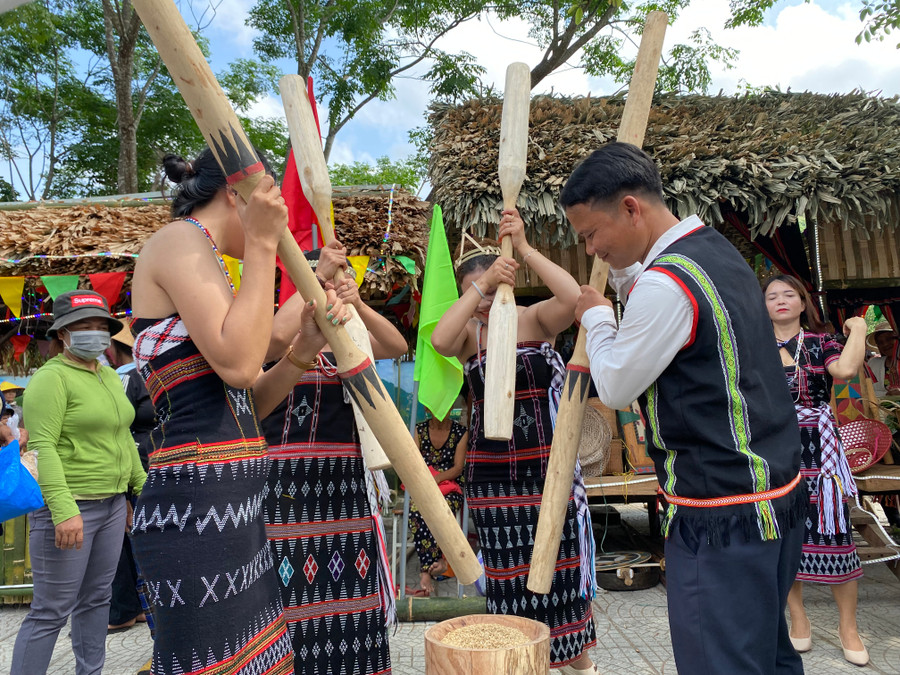 Tái hiện cảnh giã gạo. Ảnh: Hoàng Vinh.