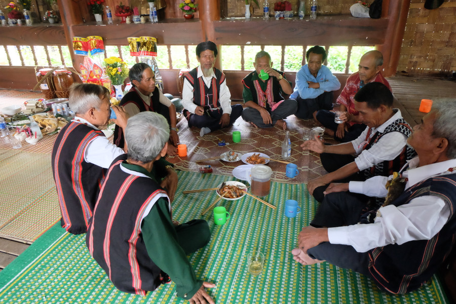 Từ 25/4 đến 1/5, UBND huyện Hòa Vang (TP. Đà Nẵng) tổ chức Tuần lễ du lịch Hòa Bắc năm 2023 với chủ đề “Khát vọng Hòa Bắc”. Tuần lễ du lịch Hòa Bắc gồm nhiều hoạt động trình diễn nghệ thuật, văn hóa, thể thao, du lịch ấn tượng như: Liên hoan Văn hóa – Thể thao và phục dựng lễ hội truyền thống của người Cơ tu; trình diễn dù lượn; chèo sup; phiên chợ quê; ẩm thực; tổ chức tham quan các điểm du lịch và ngắm hoàng hôn trên sông Cu Đê; đạp xe vì môi trường; lễ hội đua thuyền truyền thống… Ảnh: Hoàng Vinh.