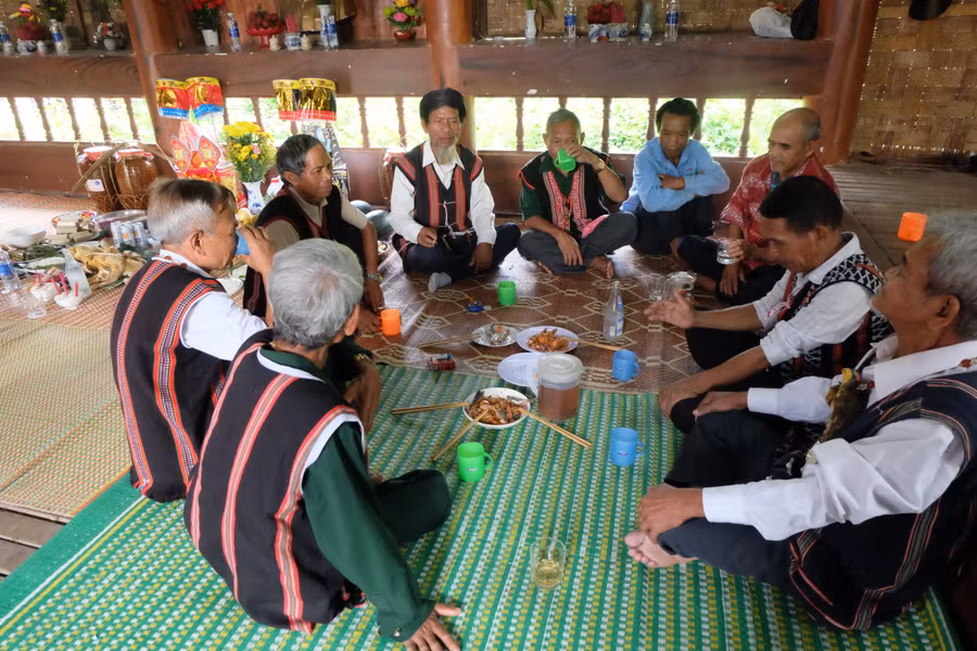 Từ 25/4 đến 1/5, UBND huyện Hòa Vang (TP. Đà Nẵng) tổ chức Tuần lễ du lịch Hòa Bắc năm 2023 với chủ đề “Khát vọng Hòa Bắc”. Tuần lễ du lịch Hòa Bắc gồm nhiều hoạt động trình diễn nghệ thuật, văn hóa, thể thao, du lịch ấn tượng như: Liên hoan Văn hóa – Thể thao và phục dựng lễ hội truyền thống của người Cơ tu; trình diễn dù lượn; chèo sup; phiên chợ quê; ẩm thực; tổ chức tham quan các điểm du lịch và ngắm hoàng hôn trên sông Cu Đê; đạp xe vì môi trường; lễ hội đua thuyền truyền thống… Ảnh: Hoàng Vinh.