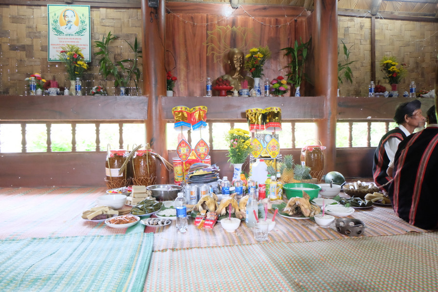 Mâm cơm cúng của người đồng bào Cơ Tu. Ảnh: Hoàng Vinh.