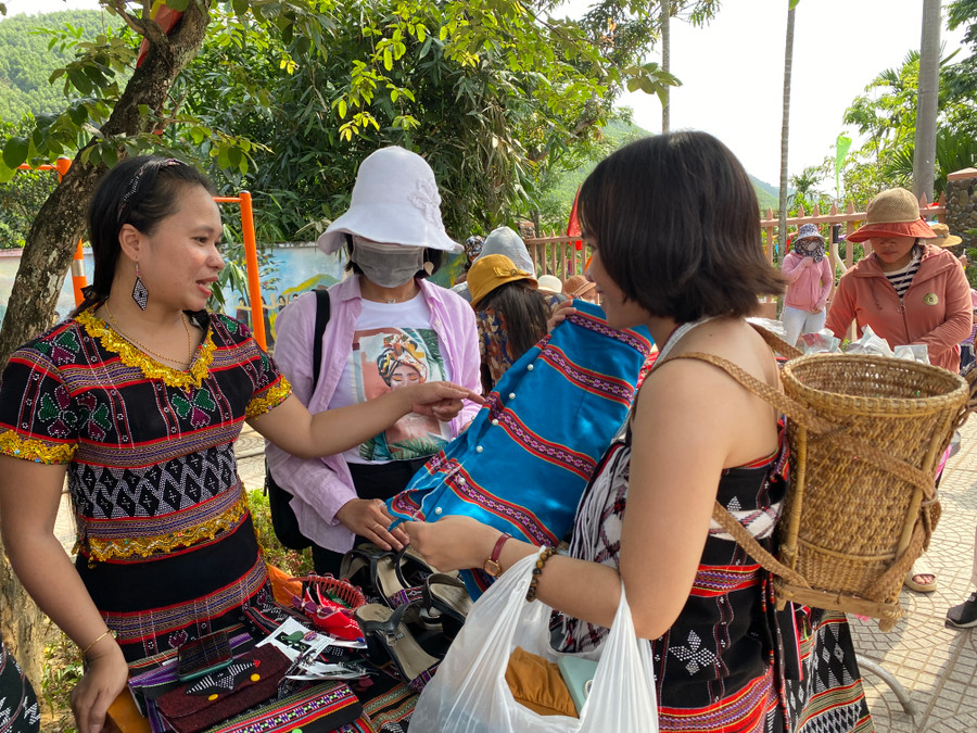 Các gian hàng thổ cẩm do người Cơ Tu làm thủ công được bày bán.