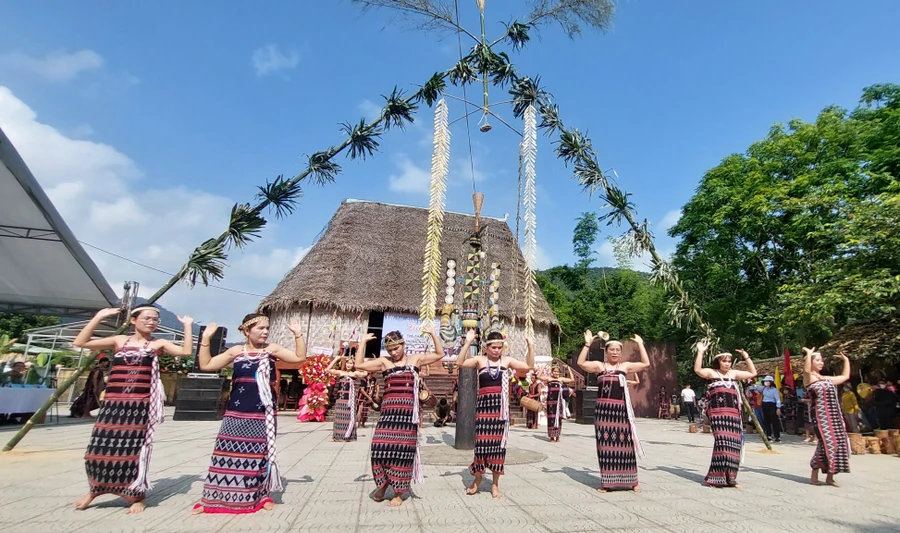 Múa tung tung da dá của người đồng bào Cơ Tu. Ảnh: Hoàng Vinh. 