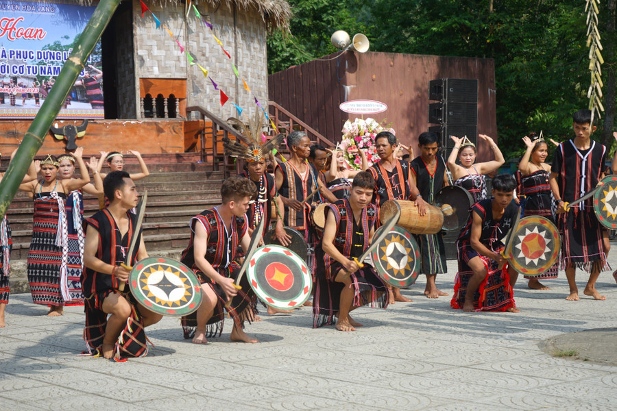 Múa tung tung da dá. Ảnh: Hoàng Vinh.