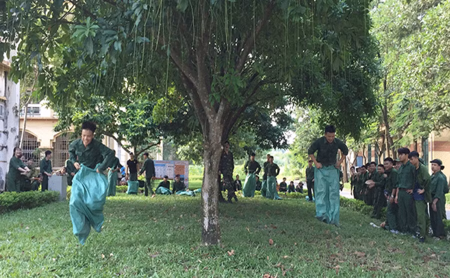 Sinh viên hứng thú khi tham gia các trò chơi mang tính rèn luyện tại Trung tâm Giáo dục quốc phòng và an ninh (Đại học Thái Nguyên)
