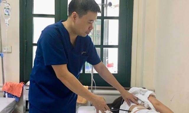 Kiểm tra sức khỏe cho bệnh nhân sau (Ảnh BVCC). Kiểm tra sức khỏe cho bệnh nhân sau (Ảnh BVCC).