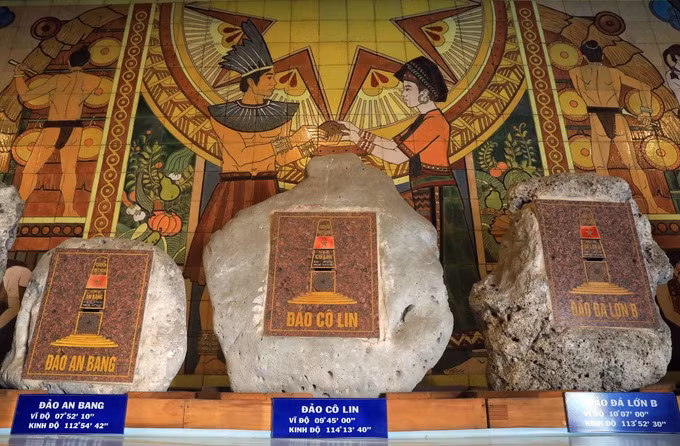 Người Sài Gòn chen chân dâng hương ngày giỗ tổ