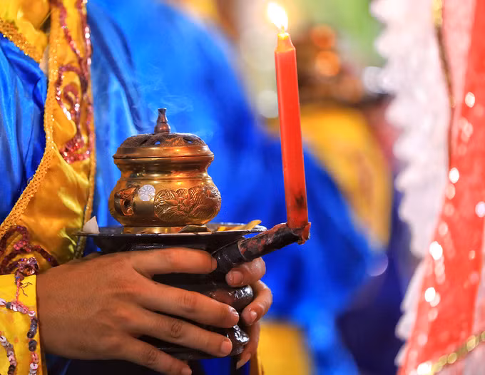 Người Sài Gòn chen chân dâng hương ngày giỗ tổ