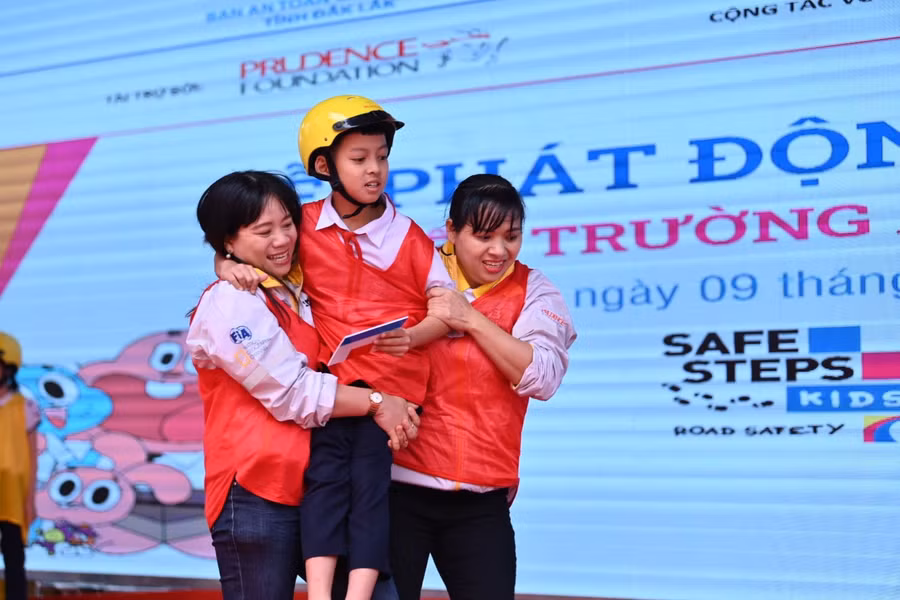 Học sinh hào hứng tham ra hoạt động ngoại khóa chủ đề An toàn giao thông tại sân trường