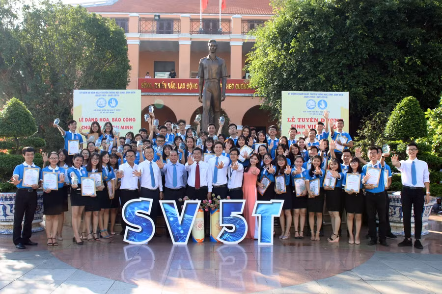 Lễ dâng hoa báo công và tuyên dương sinh viên 5 tốt.