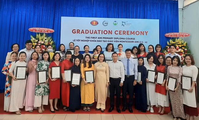 Các học viên nhận bằng tốt nghiệp khóa đào tạo giáo viên Montessori đầu tiên tại Việt Nam