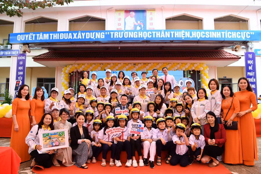 Ban tổ chức chụp hình lưu niệm cùng các em học sinh