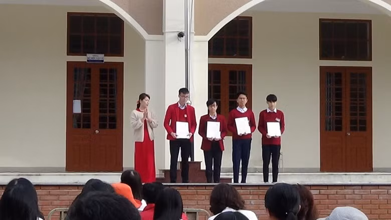 Đại diện Ban giám hiệu Nhà trường trao phần thưởng cho các học sinh giỏi.