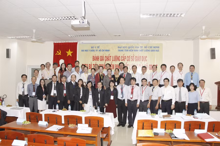 Trường ĐH Y Dược TPHCM là đơn vị đầu tiên được cấp giấy chứng nhận đạt chuẩn giáo dục.