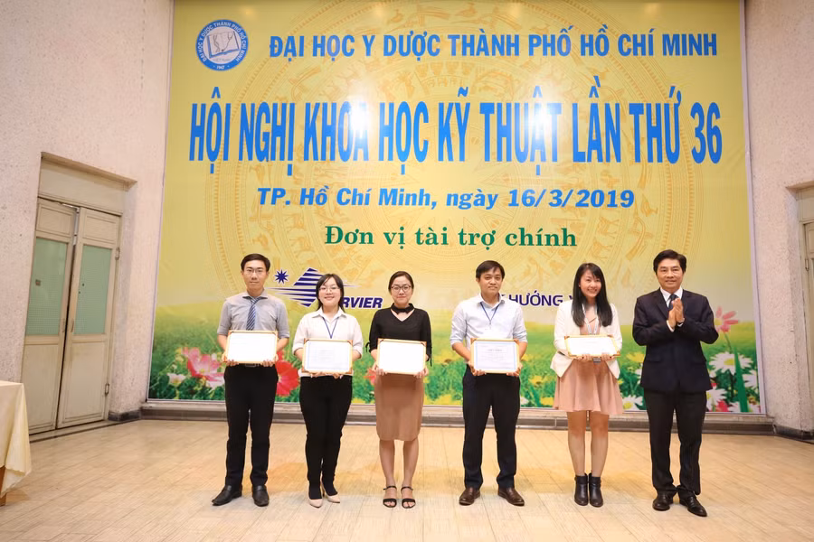 Đại diện Nhà trường trao giải thưởng nghiên cứu khoa cho các tác giả tại Hội nghị khoa học kỹ thuật 2019.