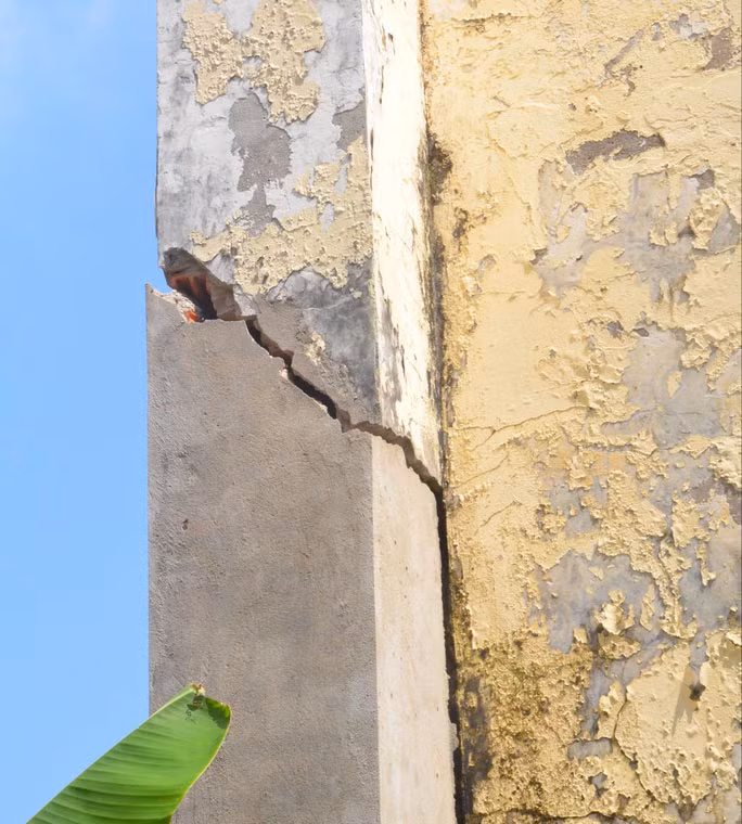 Hạng mục bị xuống cấp trong trường (Ảnh:NLD)