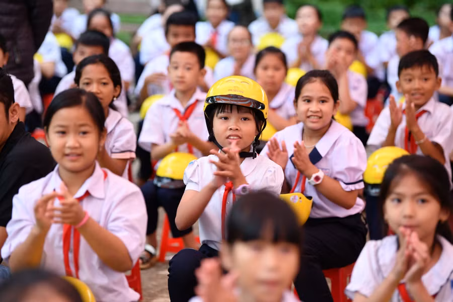 Các em học sinh thích thú khi tham dự chương trình