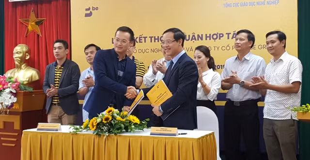 Trao thỏa thuận hợp tác giữa Tổng cục GDNN và Công ty CP Be Group.