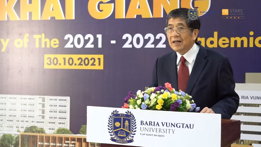 GS.TS Nguyễn Lộc - Hiệu trưởng nhà trường phát biểu tại buổi lễ trực tuyến