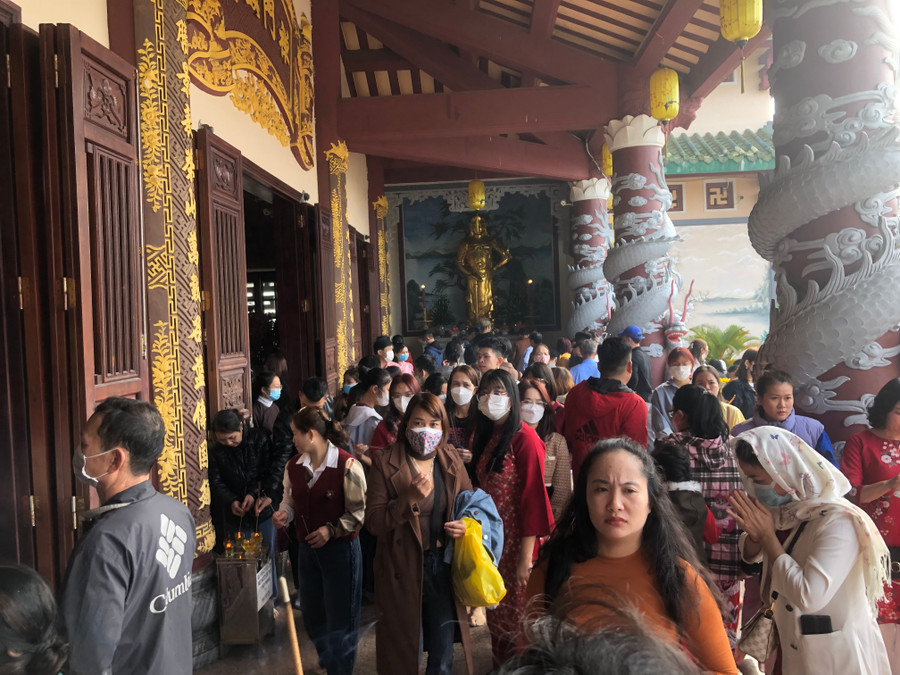 Nhiều người chen chân lễ Phật tại chánh điện Chùa Linh Ứng.