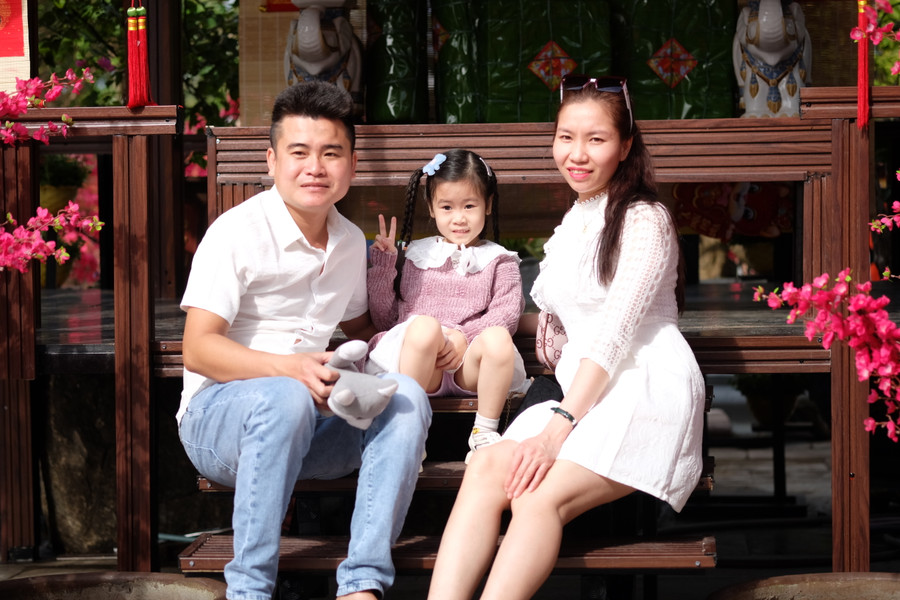 Check in tại tiểu cảnh xuân trong khuôn viên Chùa Linh Ứng. Ảnh: Hoàng Vinh.