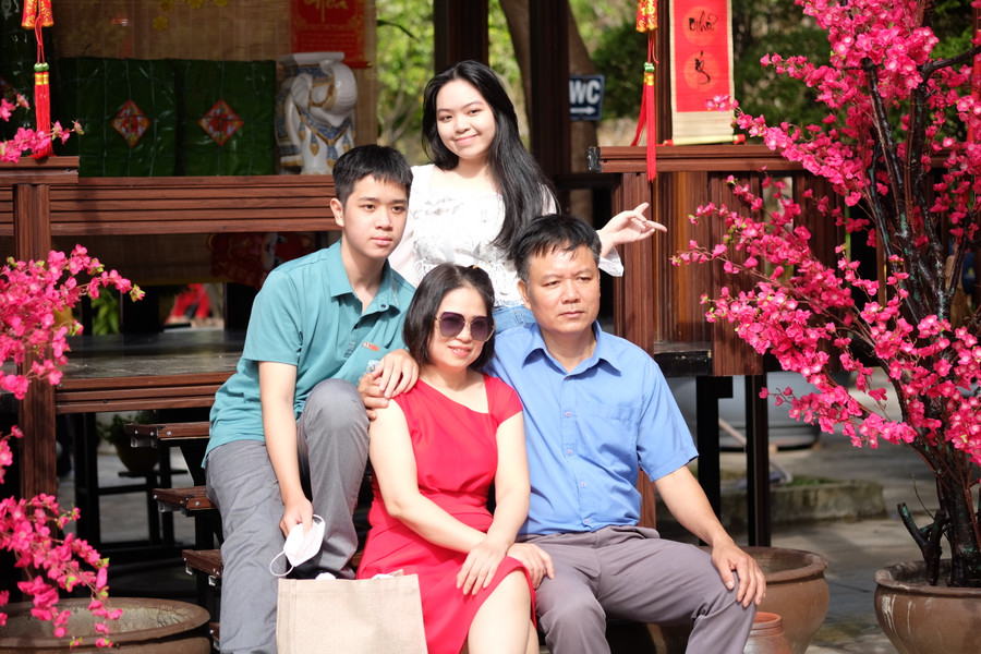 Một gia đình lưu lại khoảnh khắc ngày đầu tiên của năm Quý Mão tại Chùa Linh Ứng. Ảnh: Hoàng Vinh.