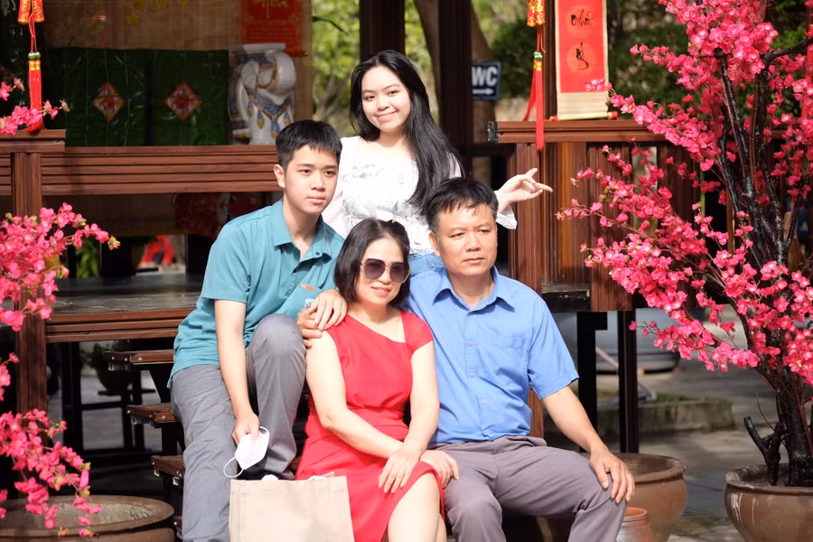 Một gia đình lưu lại khoảnh khắc ngày đầu tiên của năm Quý Mão tại Chùa Linh Ứng. Ảnh: Hoàng Vinh.