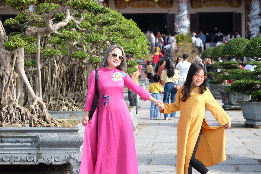 Xúng xính váy áo trong ngày đầu năm mới. Ảnh: Hoàng Vinh.