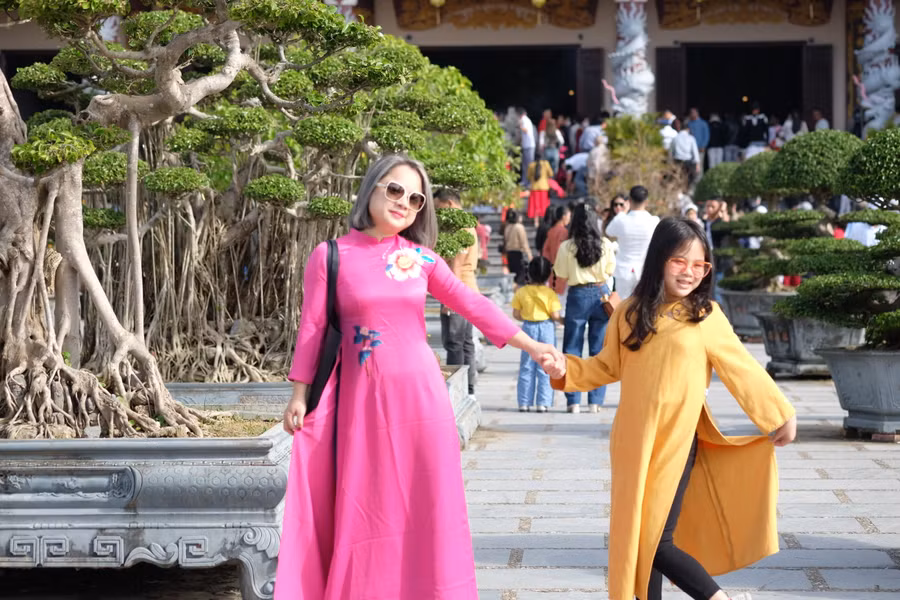 Xúng xính váy áo trong ngày đầu năm mới. Ảnh: Hoàng Vinh.