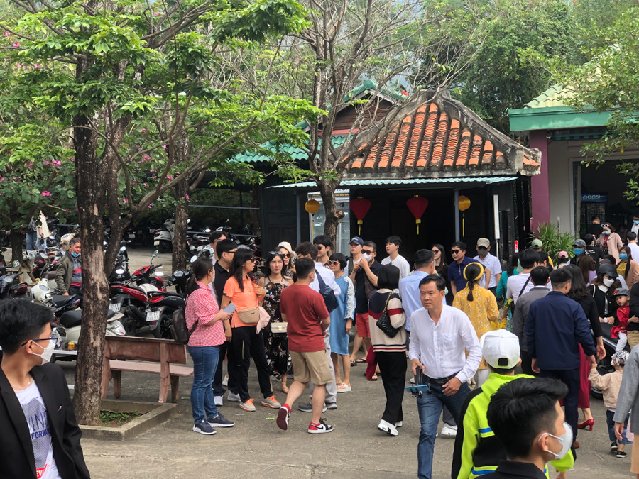 Ghi nhận tại chùa Linh Ứng (quận Sơn Trà, Đà Nẵng), ngay từ sớm người dân đã đổ về đây để du xuân, cầu bình an, xin lộc đầu năm... Ảnh: Hoàng Vinh.