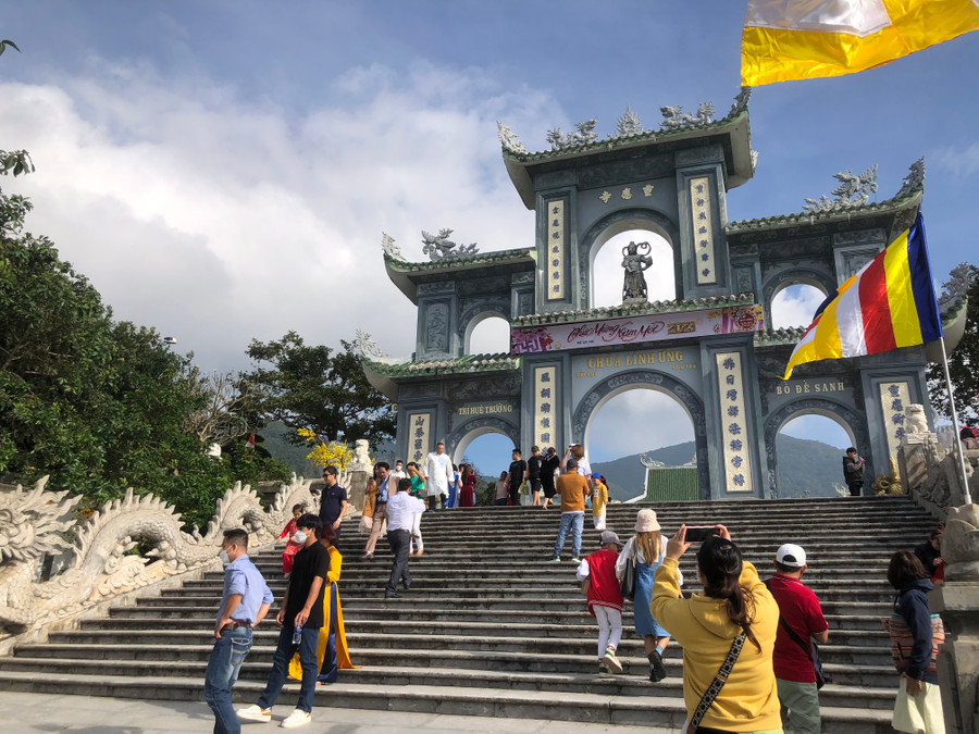 Chùa Linh Ứng (quận Sơn Trà, TP. Đà Nẵng) ngày đầu năm Tết Quý Mão. Ảnh: Hoàng Vinh.