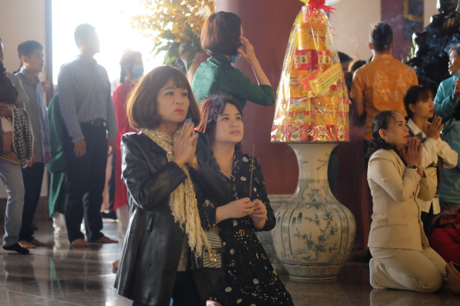 Đã thành thông lệ, vào ngày đầu tiên của năm mới, rất nhiều người dân TP. Đà Nẵng đã chọn Chùa Linh Ứng là điểm khởi đầu cho một năm mới với nhiều ước nguyện. Ảnh: Hoàng Vinh.