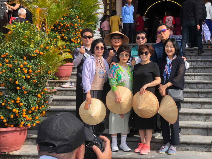 Đoàn du khách Hàn Quốc chụp ảnh kỷ niệm trước Chùa Linh Ứng nhân dịp năm mới. Ảnh: Hoàng Vinh.