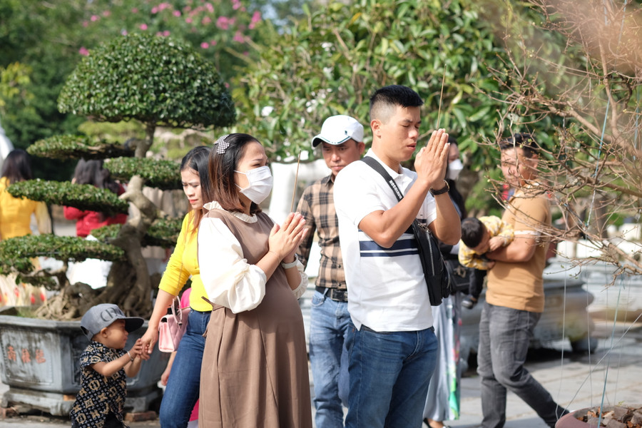 Một cặp vợ chồng đang cầu nguyện trước tượng Mẹ Quán Thế Âm Bồ Tát. Ảnh: Hoàng Vinh.