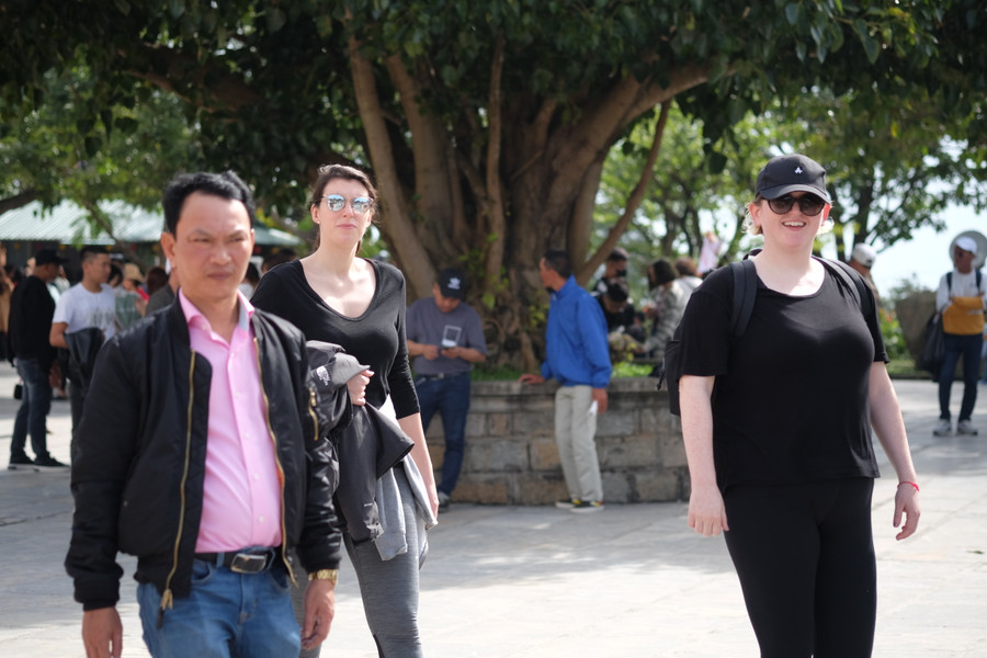 Du khách nước ngoài thích thú khi trải nghiệm không khí Tết tại Việt Nam. Ảnh: Hoàng Vinh.