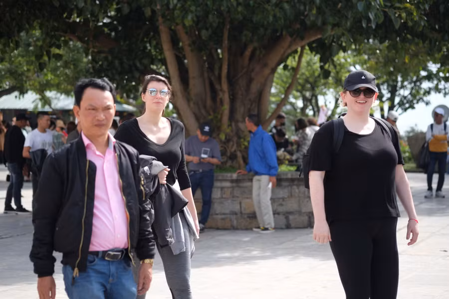 Du khách nước ngoài thích thú khi trải nghiệm không khí Tết tại Việt Nam. Ảnh: Hoàng Vinh.