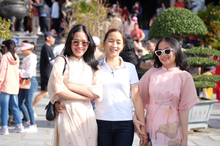 Các gia đình lưu lại hình ảnh kỷ niệm du xuân năm mới. Ảnh: Hoàng Vinh.