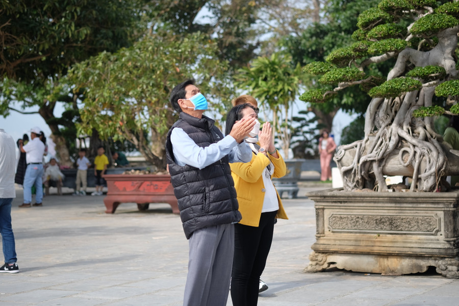 Mọi người đều mong ước một năm mới bình an, dồi dào sức khoẻ, hạnh phúc… Ảnh: Hoàng Vinh.