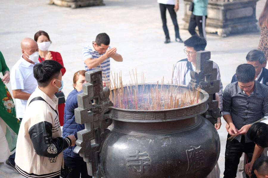 Chùa Linh Ứng tại quận Sơn Trà là một trong những điểm du lịch tâm linh nổi tiếng tại Đà Nẵng, chính vì thế lượng người đổ về đây đi lễ ngày đầu năm rất đông. Ảnh: Hoàng Vinh.