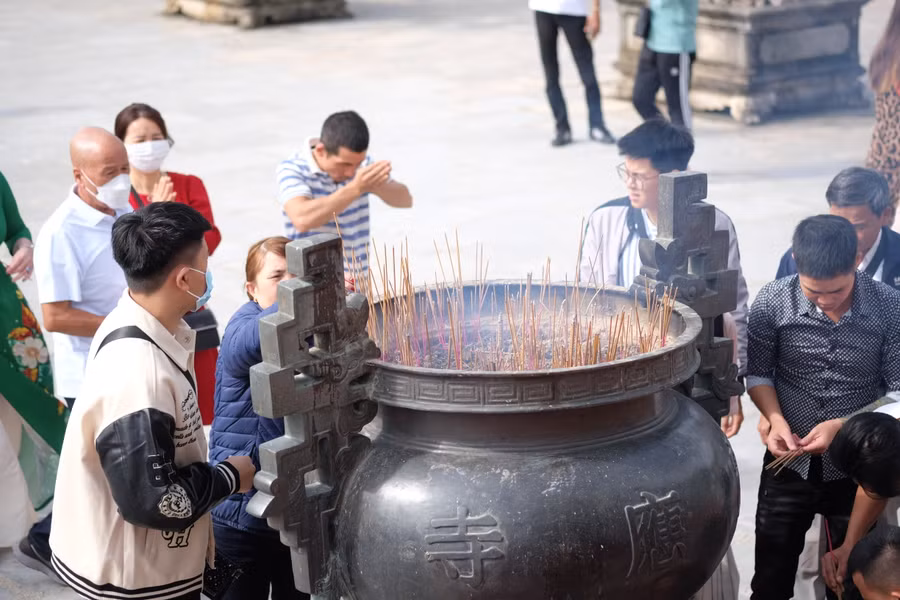Chùa Linh Ứng tại quận Sơn Trà là một trong những điểm du lịch tâm linh nổi tiếng tại Đà Nẵng, chính vì thế lượng người đổ về đây đi lễ ngày đầu năm rất đông. Ảnh: Hoàng Vinh.