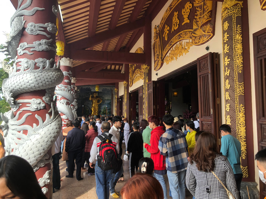 Trước chánh điện Chùa Linh Ứng.