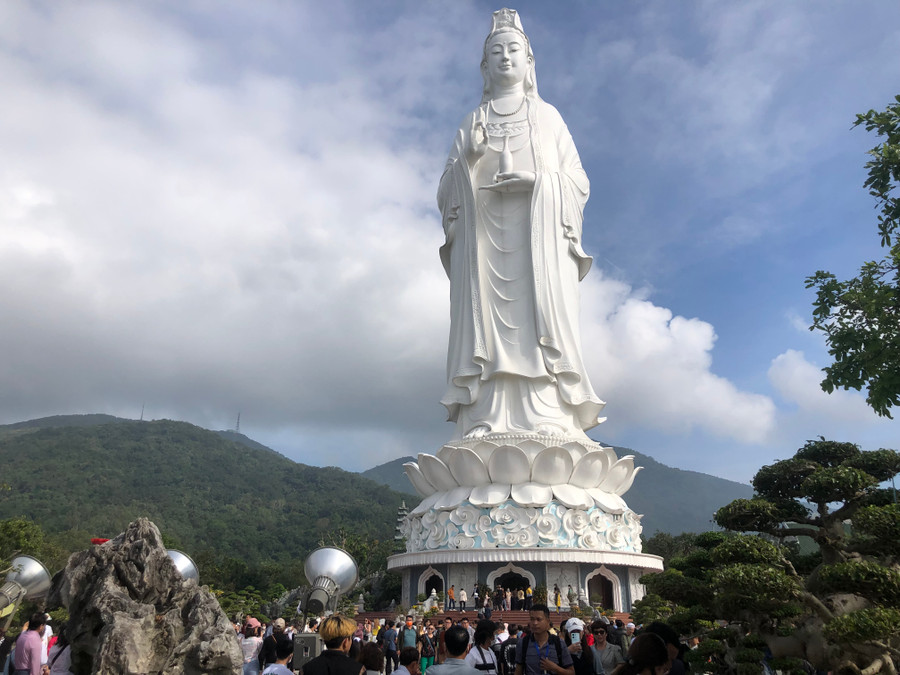 Cầu nguyện dưới chân tượng Mẹ Quán Thế Âm Bồ Tát. Ảnh: Hoàng Vinh.