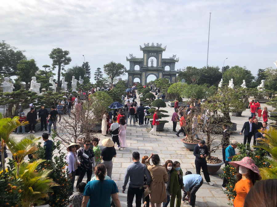 Hàng ngàn người dân du Xuân, cầu bình an tại Chùa Linh Ứng ngày đầu năm Quý Mão. Ảnh: Hoàng Vinh.