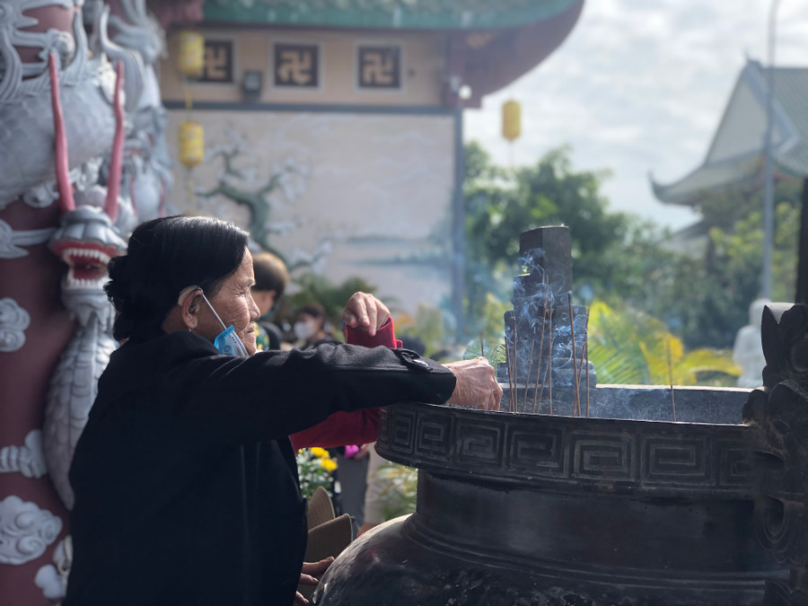 Nhiều người đến chùa đầu năm với mong muốn tìm được sự bình an, gạt bỏ đi những muộn phiền, lo âu của năm cũ và cầu mong những may mắn, hạnh phúc trong năm mới. Ảnh: Hoàng Vinh.