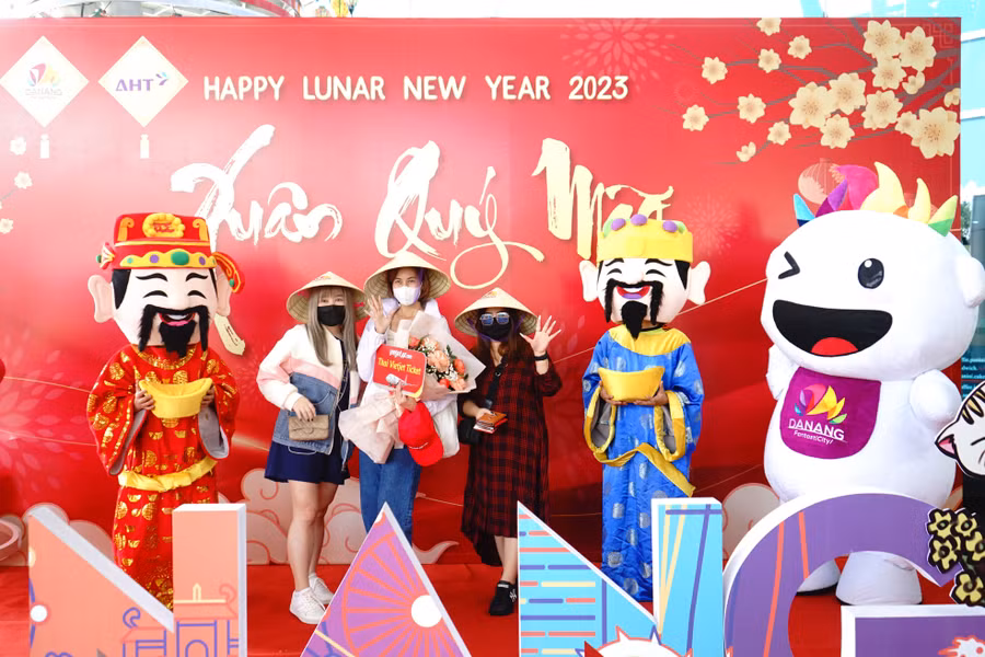 Chào đón những vị khách quốc tế đầu tiên đến Đà Nẵng năm Quý Mão. Ảnh: Hoàng Vinh.