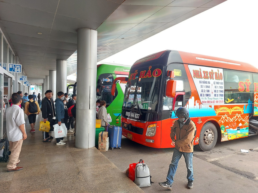 Hành khách chuẩn bị lên xe về quê. Hành khách chuẩn bị lên xe về quê.